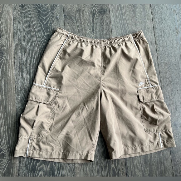 Nike Cargo Athletic Shorts in Tan Size Large - Picture 1 of 5